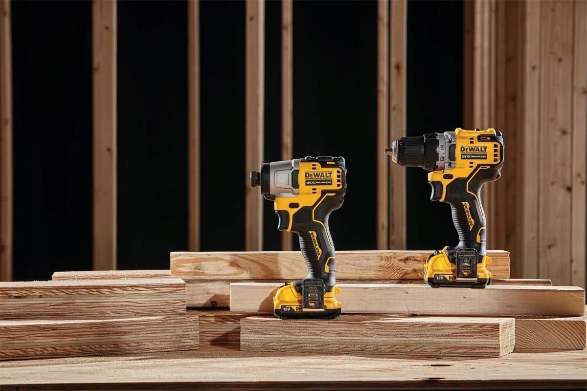 Набор инструментов DeWalt DCK2110L2T (дрель-шуруповерт DCD701, ударный шуруповерт DCF801), с 2хАКБ и ЗУ, в кейсе