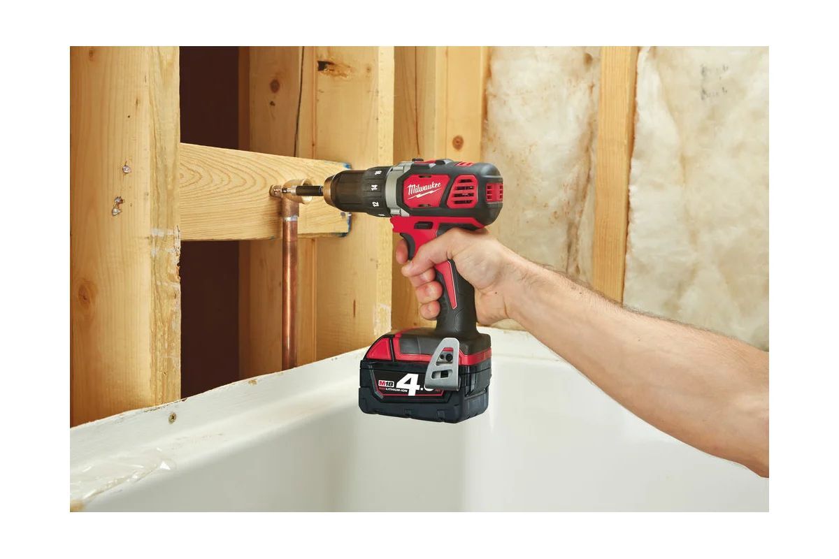Дрель-шуруповёрт Milwaukee M18 BDD-402C 2 4.0 Ah и ЗУ 4933443565