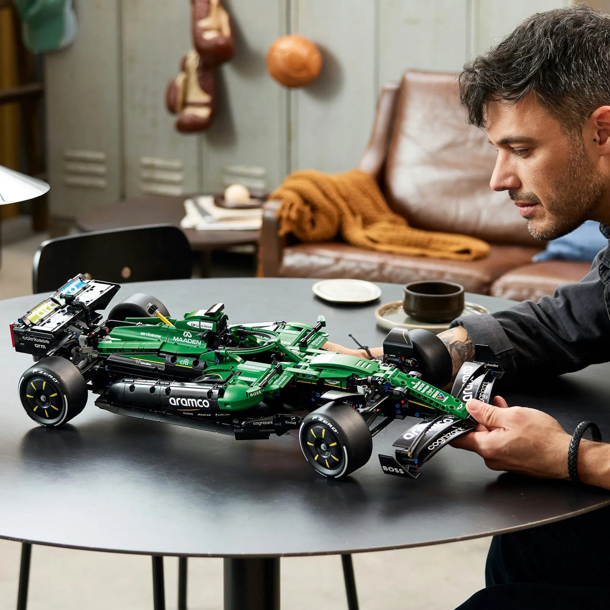 Конструктор Lego Technic 42240 Автомобиль Aston Martin Aramco AMR25 F1