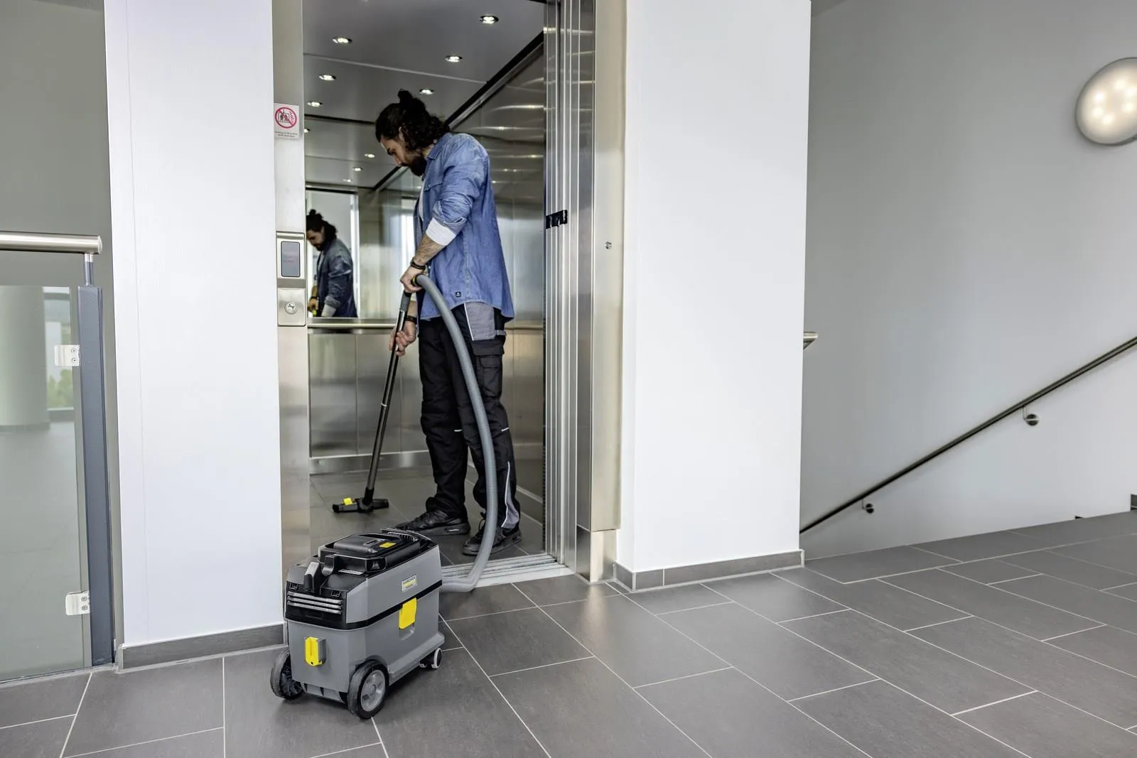 Профессиональный аккумуляторный пылесос сухой уборки Karcher T 10/1 Bp 1.527-352.0