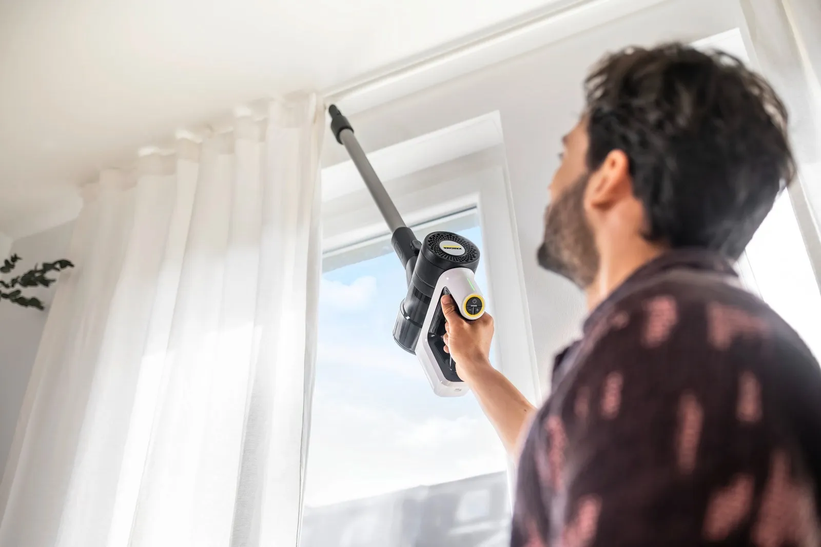Вертикальный беспроводной пылесос Karcher VCS 3 Nano Hygiene 1.198-933.0