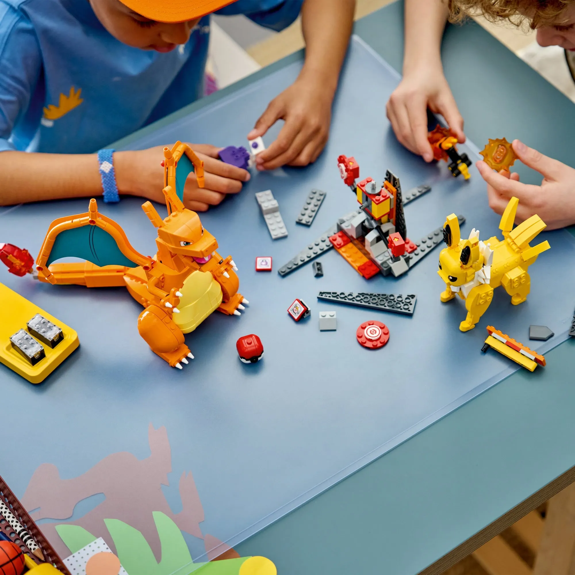 Конструктор LEGO Pokemon 72167 SMART Play: Чаризард против Джолтеона Финальная битва