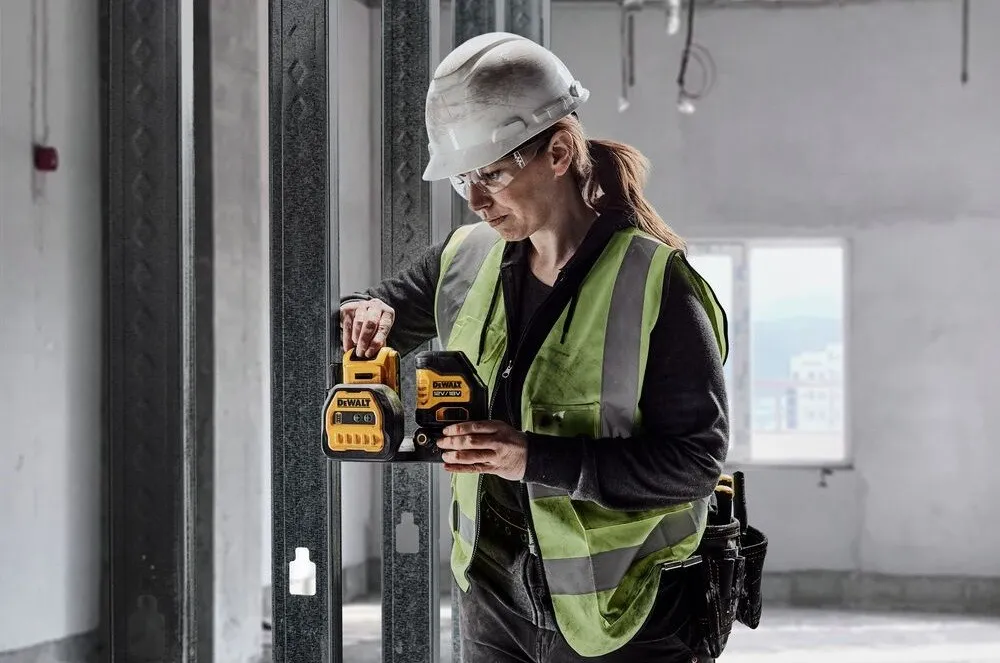 Аккумуляторный лазерный нивелир DeWalt DCE088D1G18, с 1 АКБ (2.0 Ач), ЗУ и кейсом