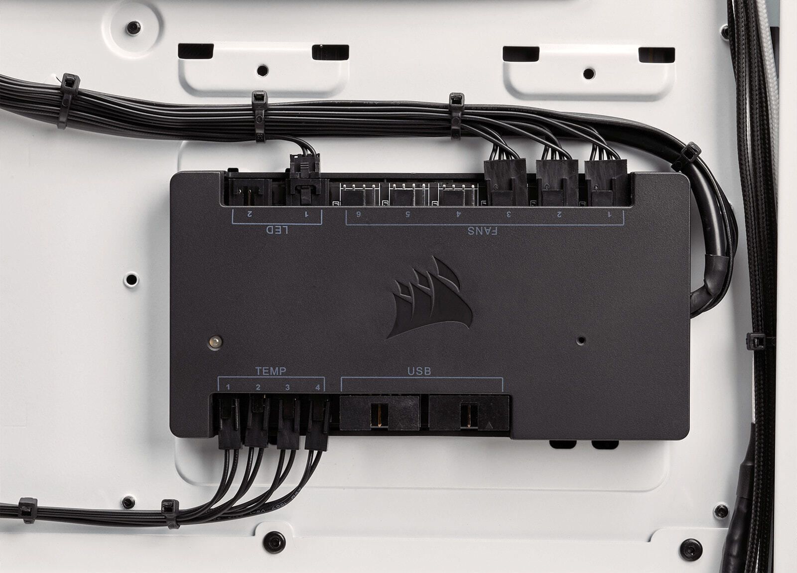 Контроллер RGB-подсветки и скорости вентилятора Corsair Commander PRO