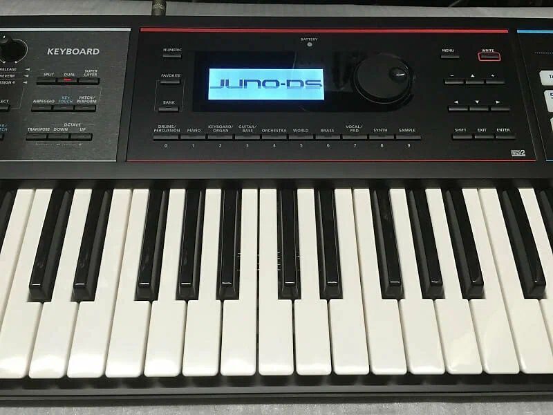Синтезатор Roland JUNO-DS61 черный/белый