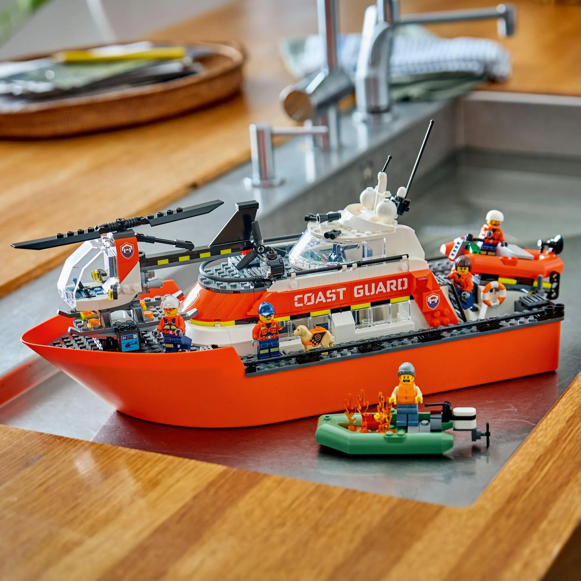 Конструктор LEGO City 60504 Спасательная лодка и вертолёт береговой охраны