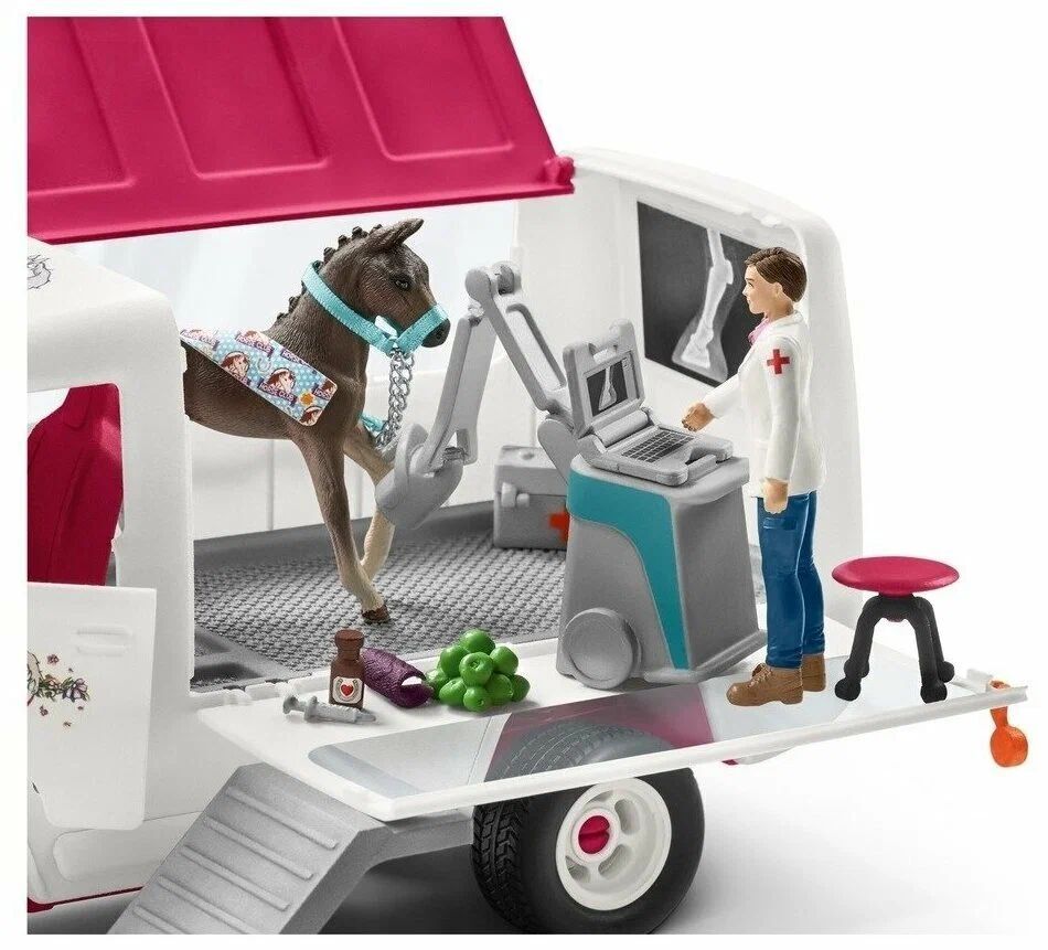 Игровой набор "Ветеринарный фургон с ганноверским жеребенком" Schleich Horse Club/ для детей от 5 лет/ Шляйх 42439