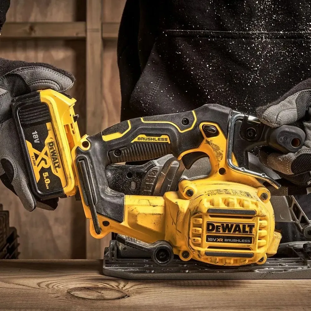 Аккумуляторная дисковая пила DeWalt DCS565P2-QW, с 2 АКБ и ЗУ