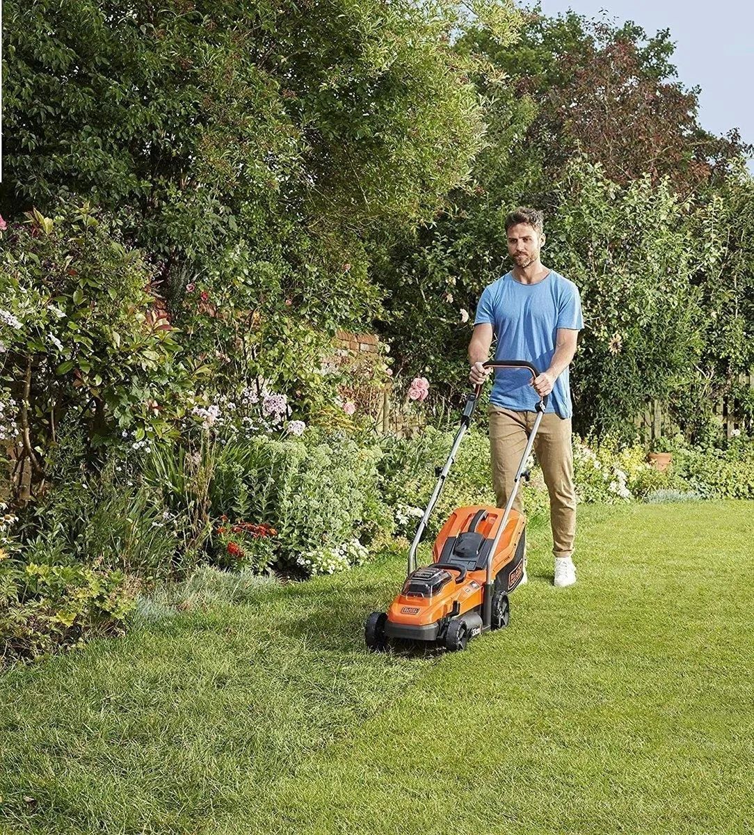 Газонокосилка аккумуляторная Black&Decker BCMW3318L2-QW 2х2.5 Ah 18 V с ЗУ