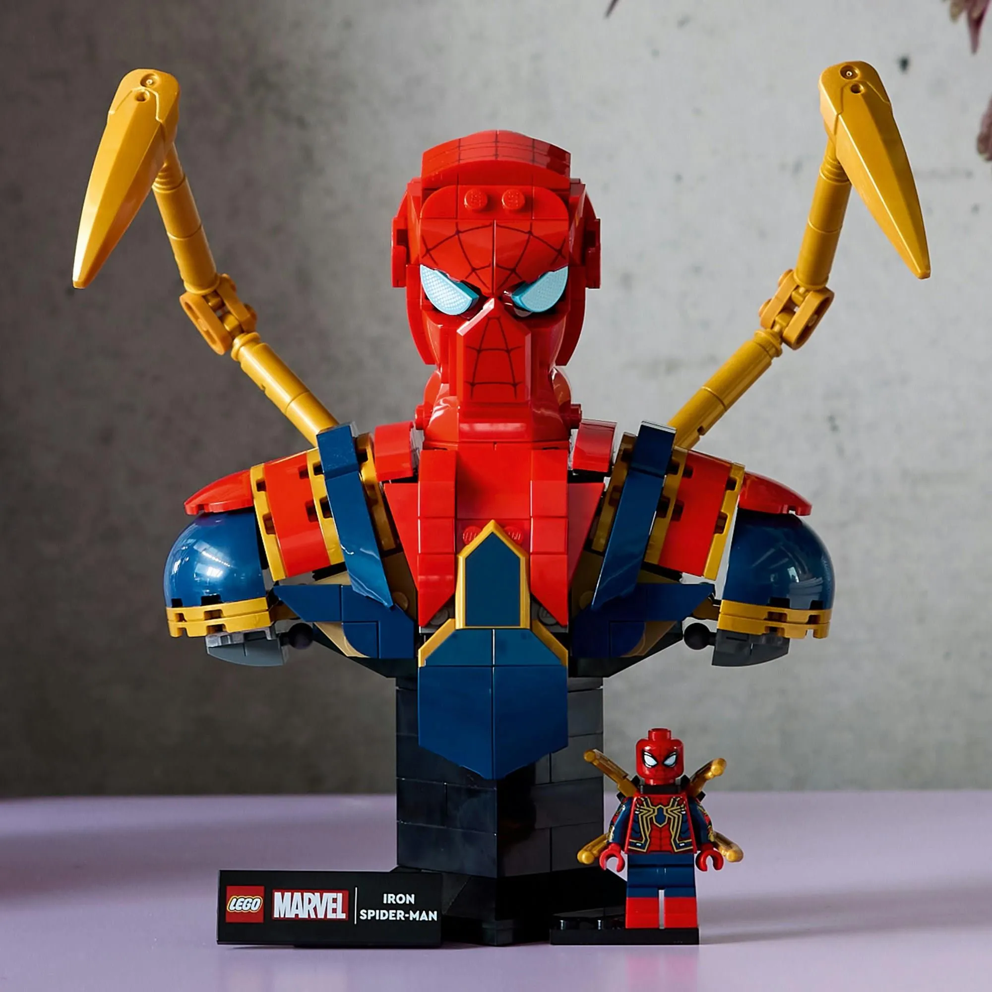 Конструктор LEGO Marvel 76326 Бюст Железного паука