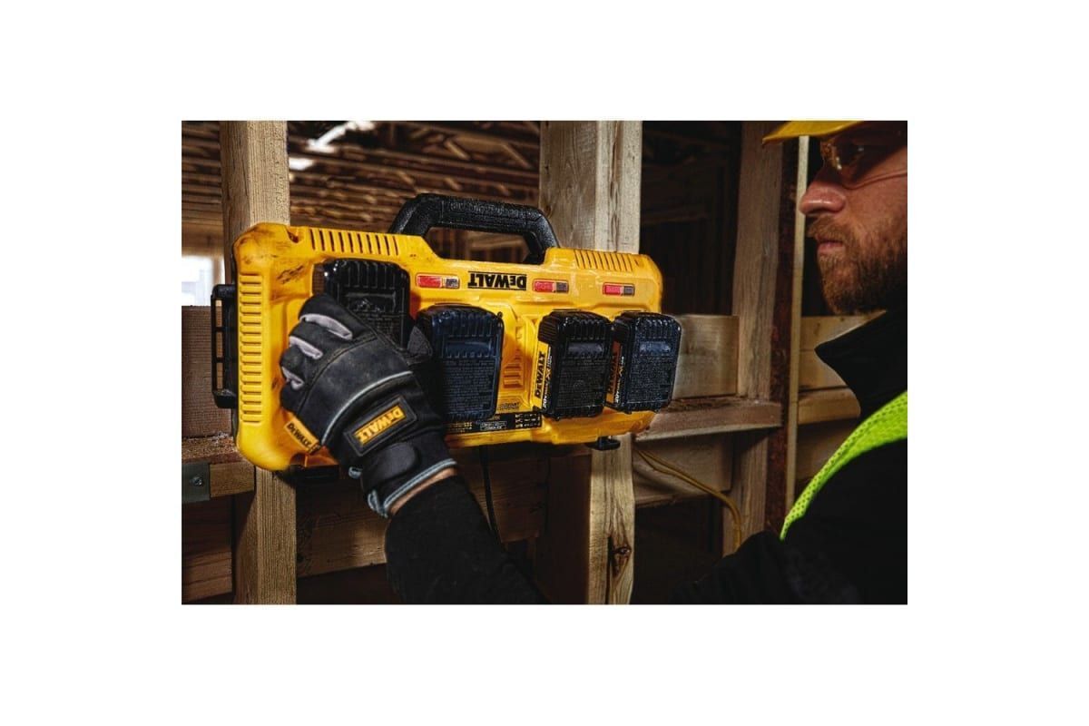 Универсальное зарядное устройство на 4 порта XR FLEXVOLT Li-lon (18.0 В/54.0 В, Li-lon) DEWALT DCB104