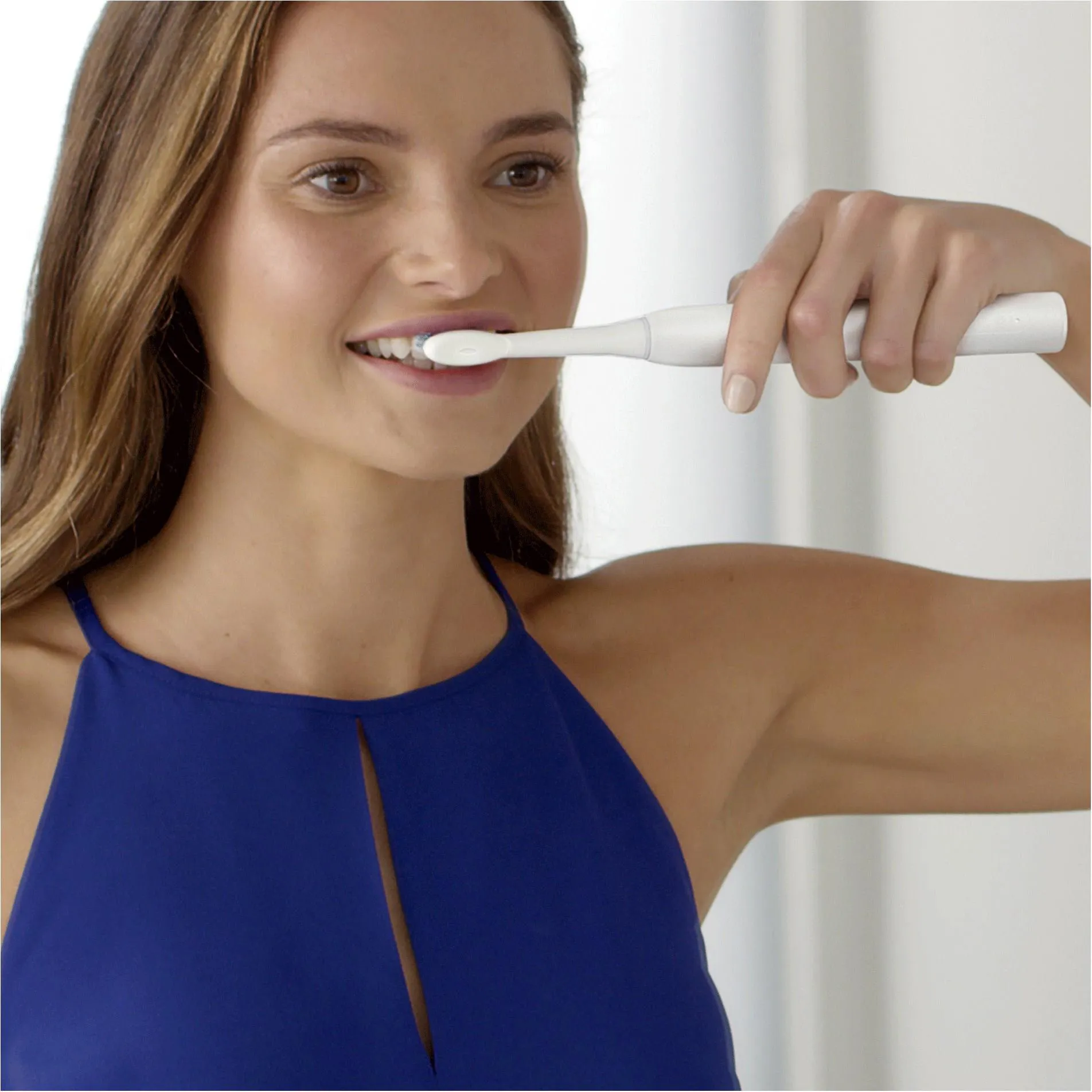 Электрическая звуковая зубная щётка Oral-B Pulsonic Slim Clean 2000 White, с зарядной станцией