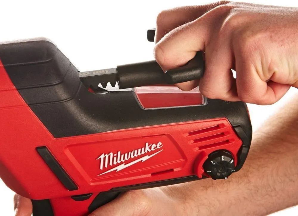 Аккумуляторный пистолет для герметика Milwaukee C18 Pcg/310C0B 4933459637