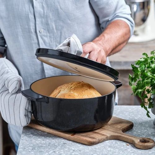 Черная чугунная кастрюля KitchenAid объемом 3,3 л. 22 см черный оникс, с крышкой