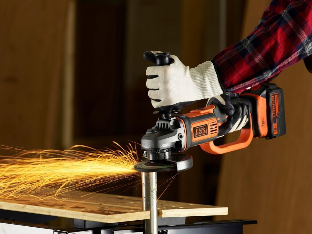 Аккумуляторная угловая шлифовальная машина Black&Decker BCG720N-XJ