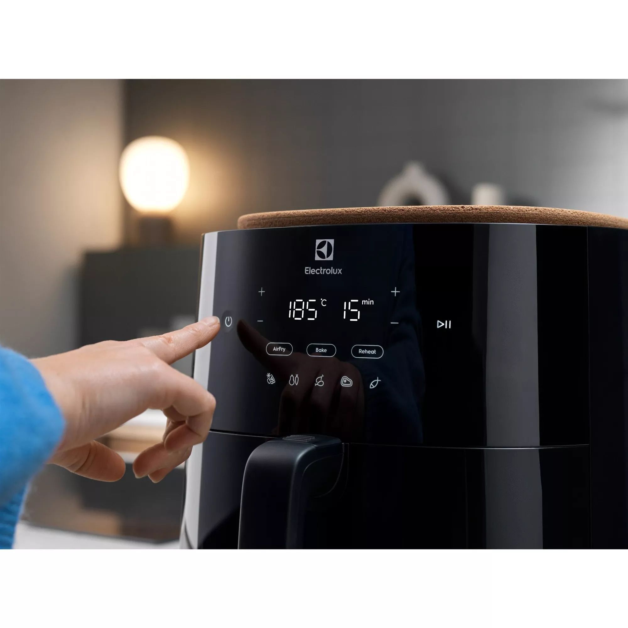 Аэрогриль Electrolux 800 EAF5B, черный