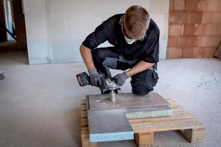 Угловая шлифмашина аккумуляторная Metabo W 18 L BL 9-125 602374510 в кейсе metaBOX с 2 аккумуляторами Li-Power 18 V/4.0 Ah и ЗУ ASC 55
