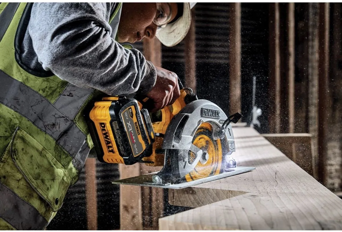 Аккумуляторная дисковая пила DeWalt DCS573NT-XJ, без АКБ и ЗУ, в кейсе TSTAK