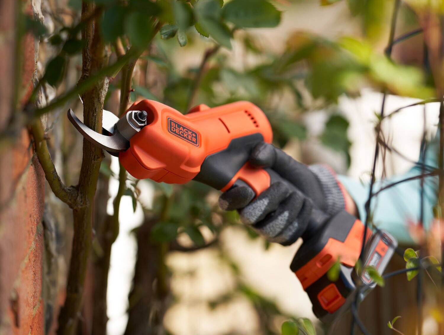 Аккумуляторный секатор Black & Decker BCPP18D1, с АКБ 2.0Ah и ЗУ