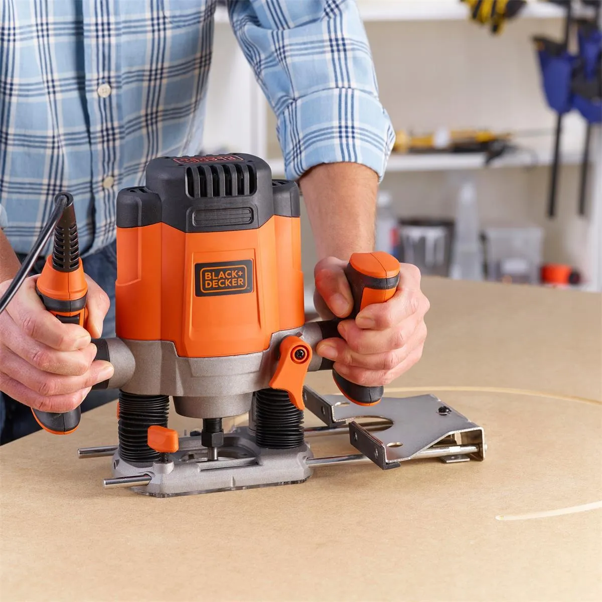 Вертикально-фрезерная машина Black&Decker KW1200EKA-QS кейс