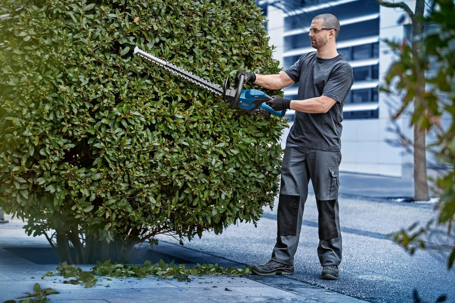 Аккумуляторный кусторез Bosch GHE 18V-60 Professional 06008C9001