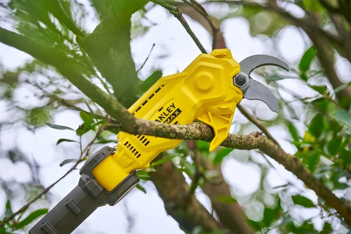 Аккумуляторный секатор Stanley Fatmax SFMCPP632B-XJ