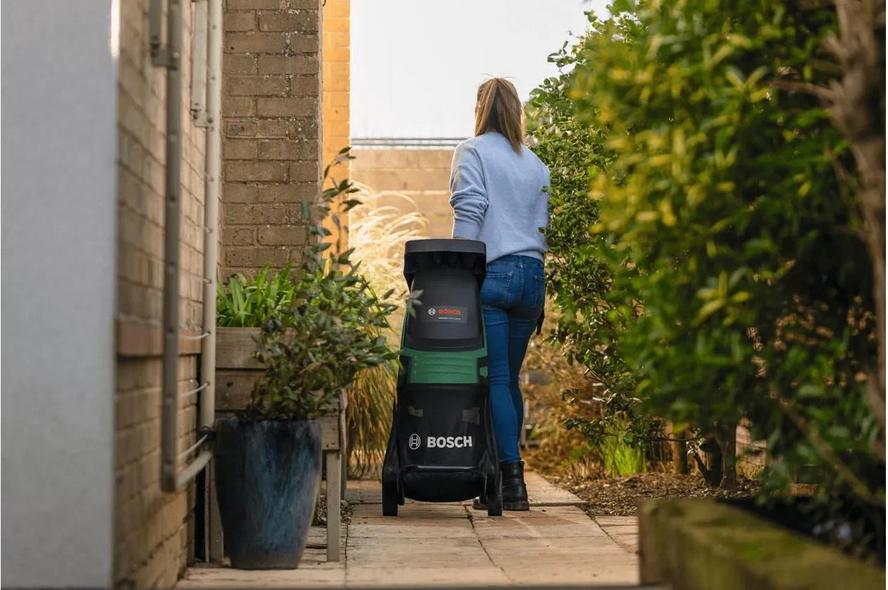 Аккумуляторный садовый измельчитель Bosch UniversalShredder 2x18V-25 06008E0000