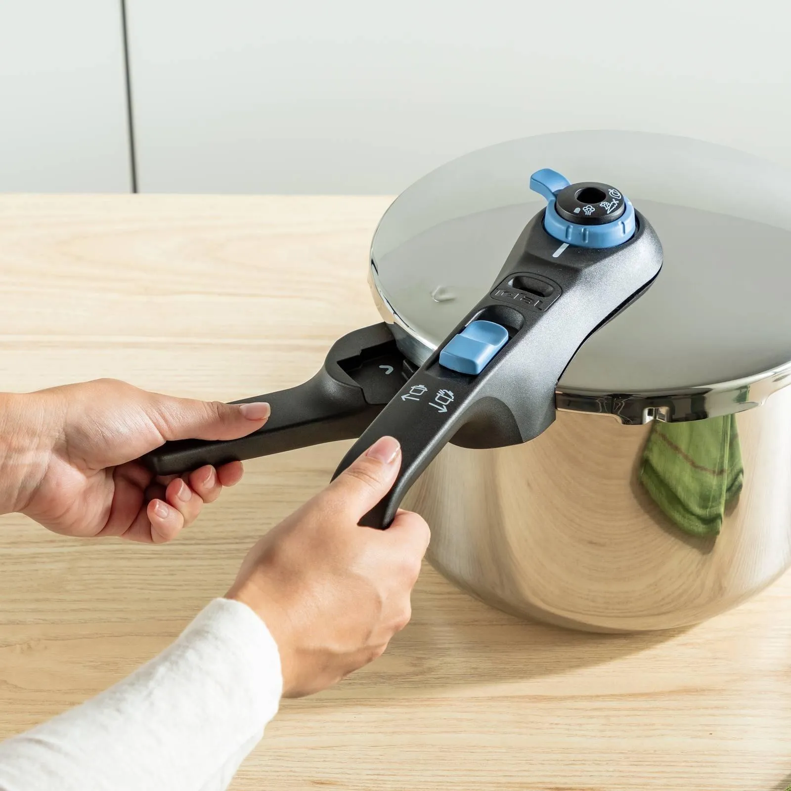 Скороварка Tefal SECURE TRENDY 6 л + корзина P2584301