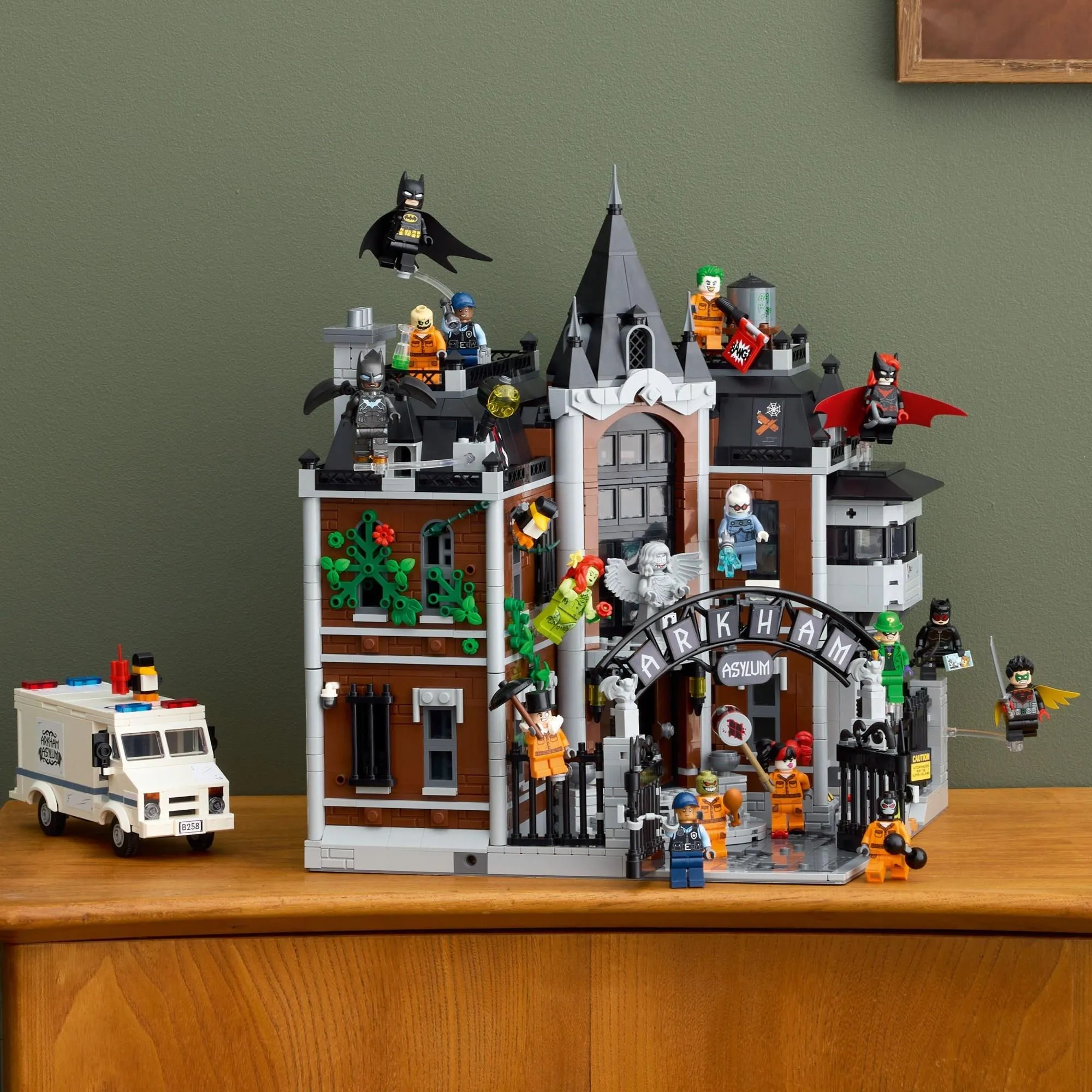 Конструктор LEGO DC Batman 76300 Лечебница Аркхем