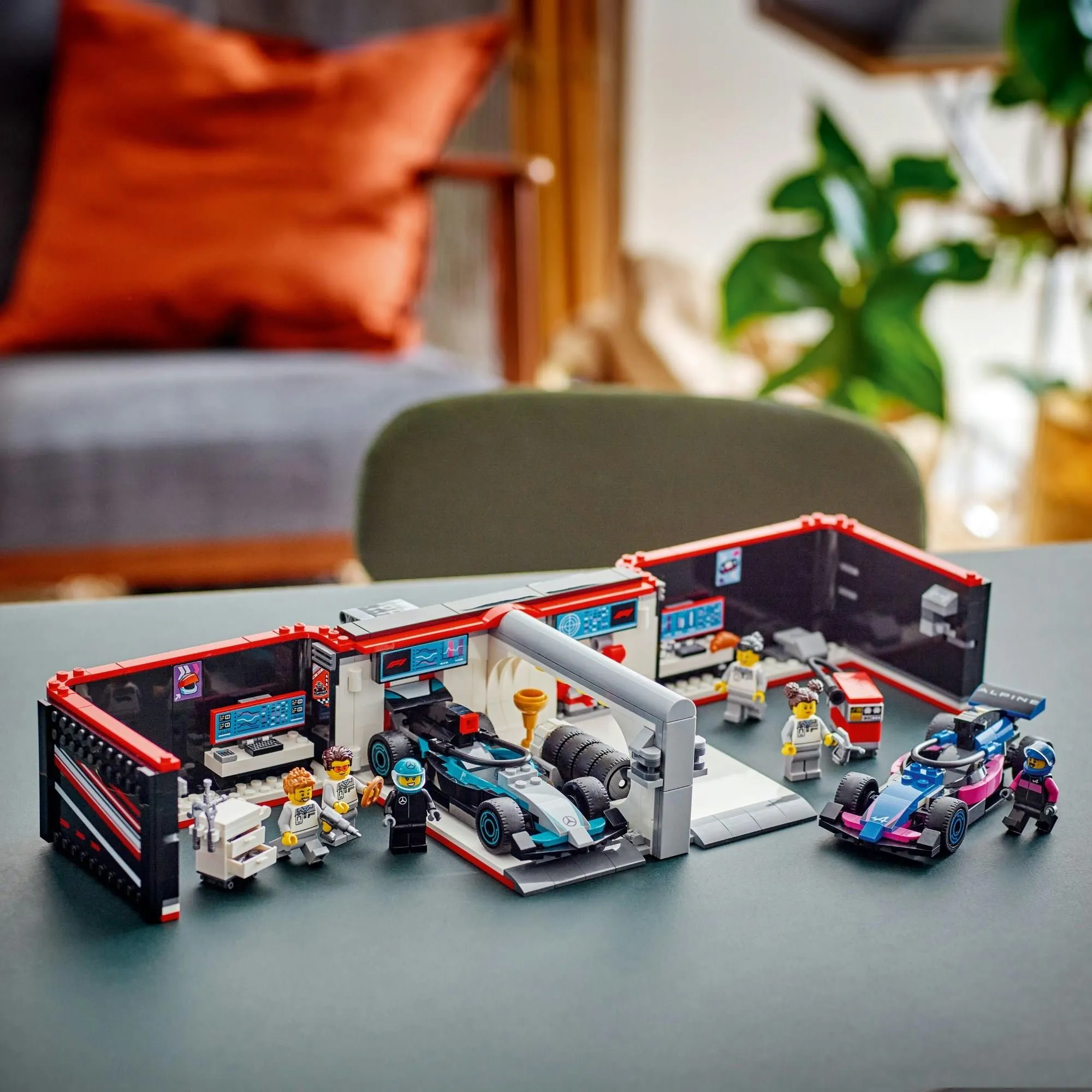 Конструктор LEGO City 60444 F1: гараж и автомобили Mercedes-AMG и Alpine