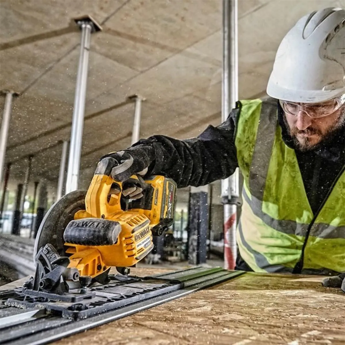 Аккумуляторная дисковая пила FlexVolt DeWalt DCS579NT, без АКБ и ЗУ, в кейсе TSTAK