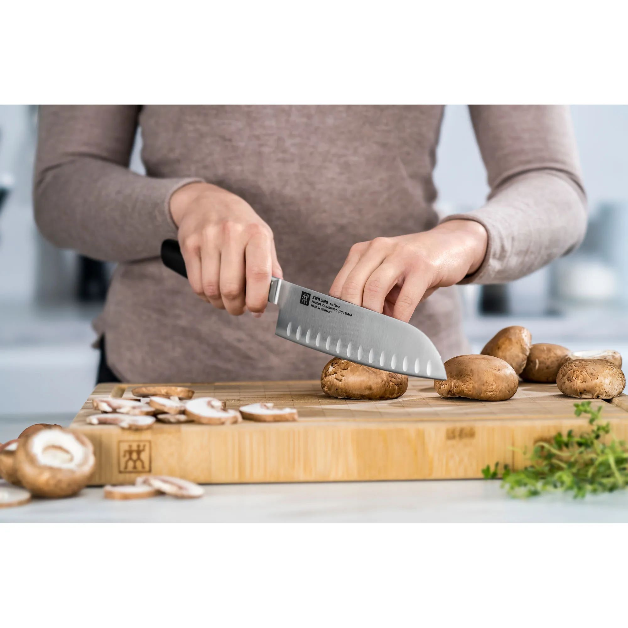 Нож с канавками 18 см Zwilling Santoku All Star 33788-184-0