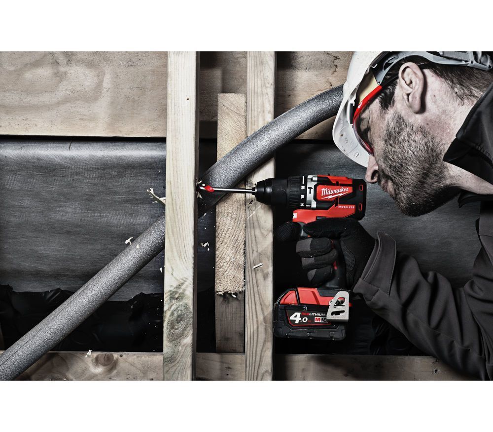 Аккумуляторная дрель-шуруповерт Milwaukee M18 CBLPD-202C 4933464320