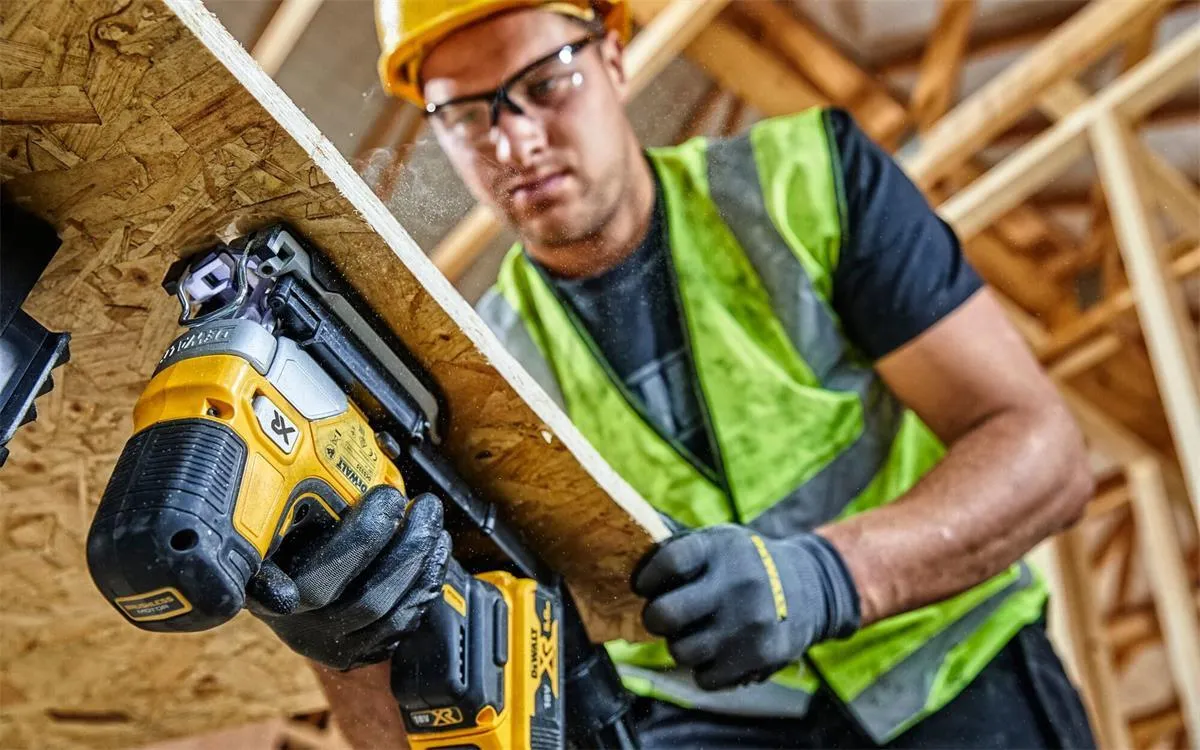 Аккумуляторный лобзик DeWalt DCS335P1, с 1 АКБ и ЗУ