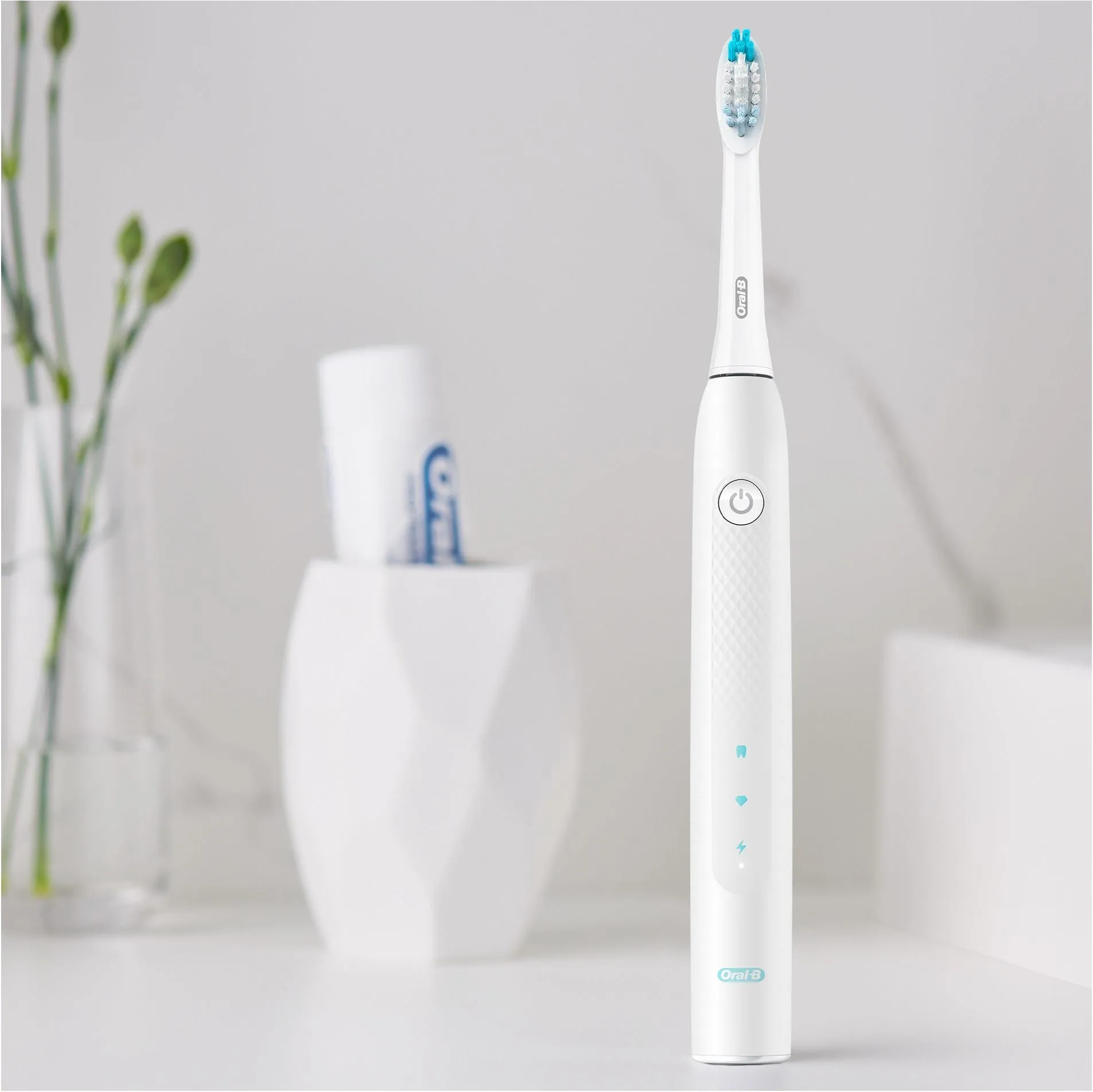 Электрическая звуковая зубная щётка Oral-B Pulsonic Slim Clean 2000 White, с зарядной станцией