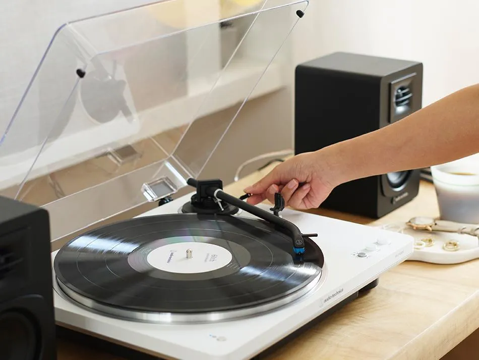 Проигрыватель винила Audio-Technica AT-LP70XBT бело-серебристый