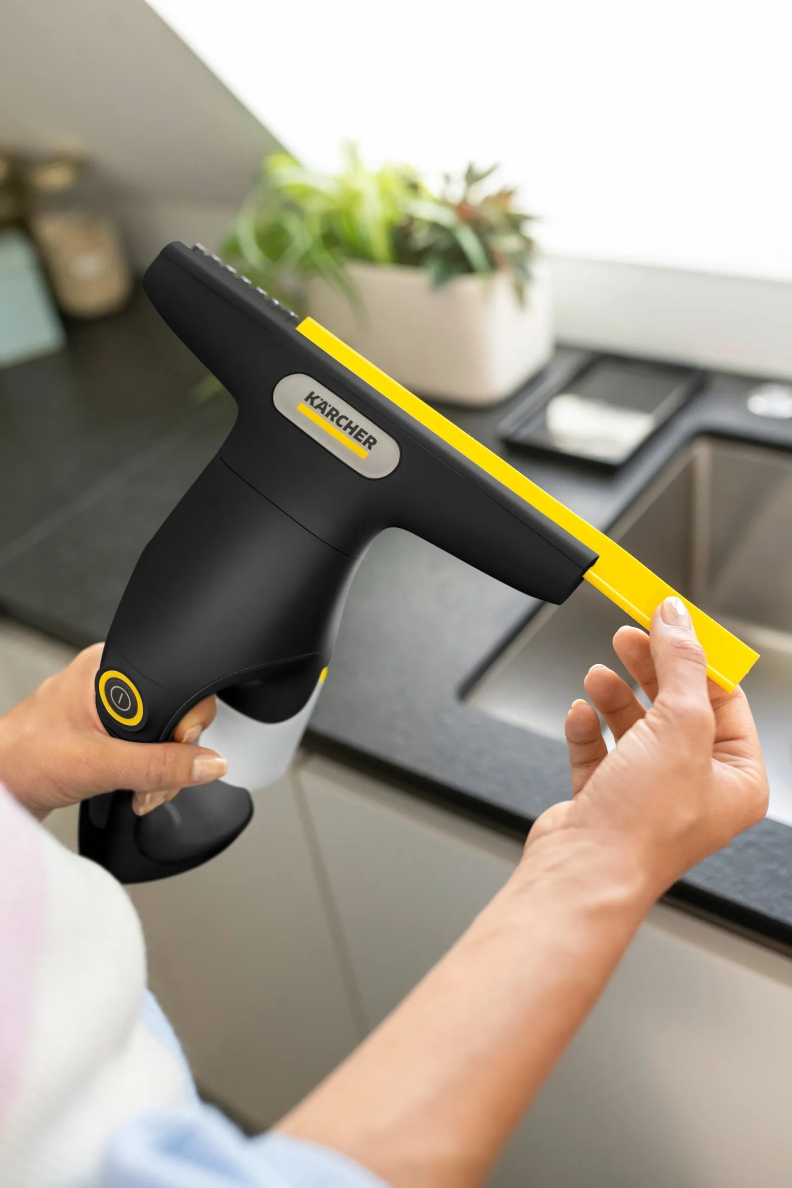Стеклоочиститель Karcher WV 1 Compact Extra+ Black 1.633-720.0