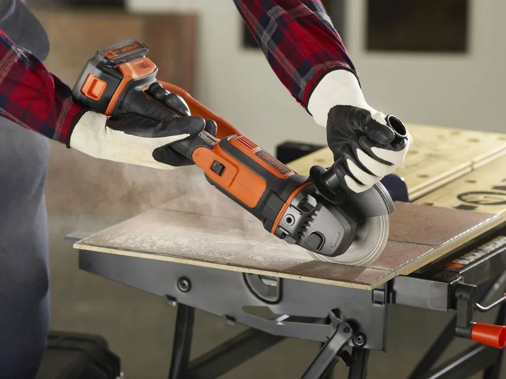 Аккумуляторная угловая шлифовальная машина Black&Decker BCG720N-XJ