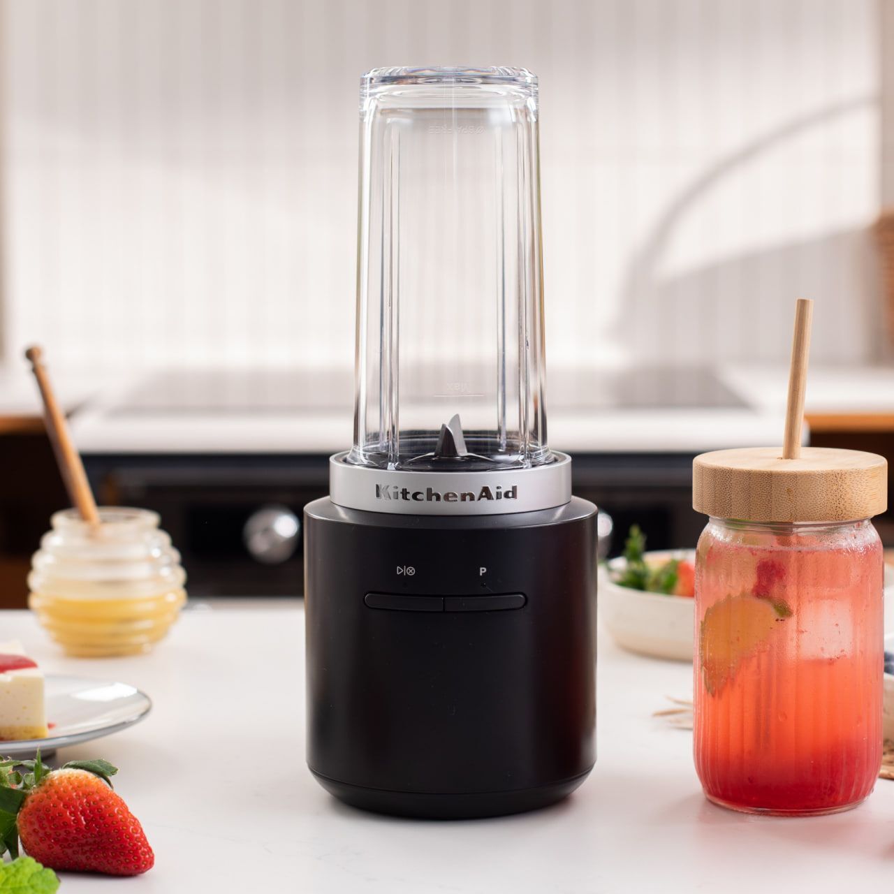 Аккумуляторный блендер KitchenAid Go (5KSBR200BM)