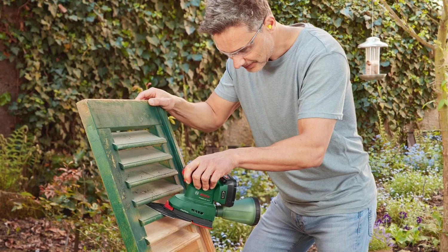 Эксцентриковая шлифовальная машина аккумуляторная Bosch UniversalSander 18V-10 06033E3100