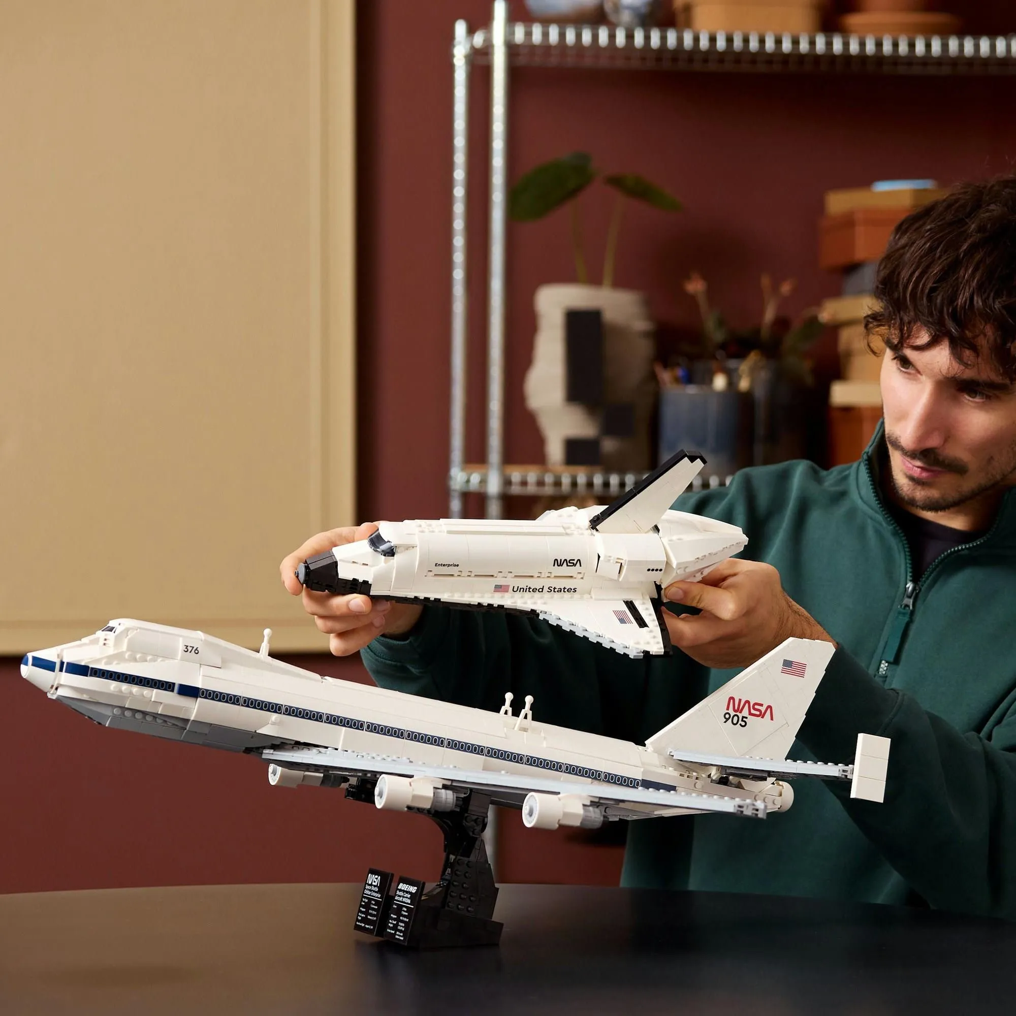 Конструктор LEGO Icons 10360 Шаттл на орбитальном носителе