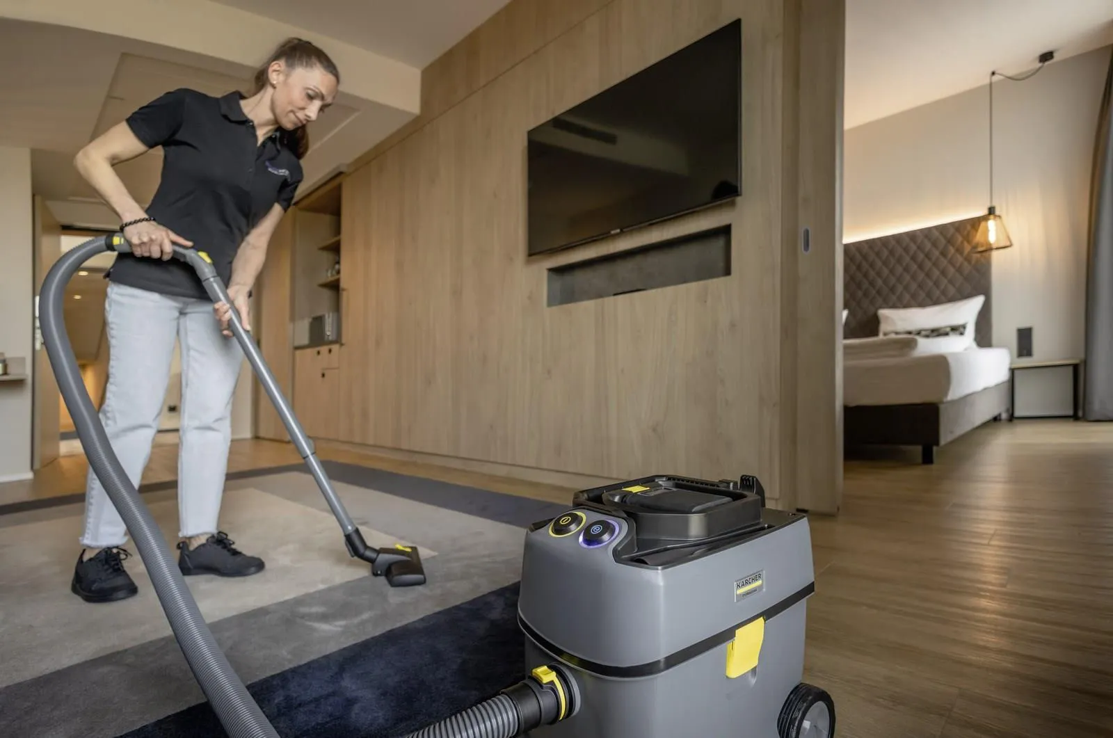 Аккумуляторный пылесос для сухой уборки Karcher T 15/1 Bp Adv HEPA 1.355-351.0