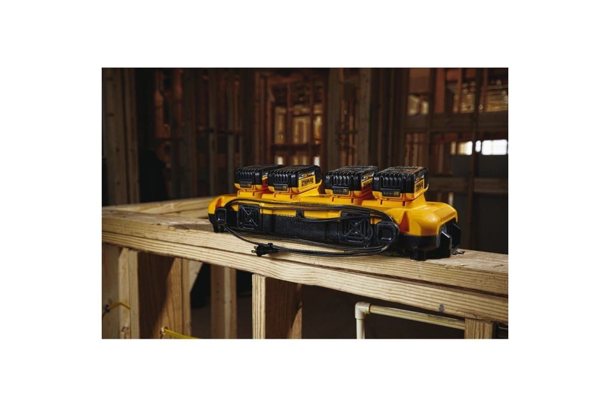 Универсальное зарядное устройство на 4 порта XR FLEXVOLT Li-lon (18.0 В/54.0 В, Li-lon) DEWALT DCB104