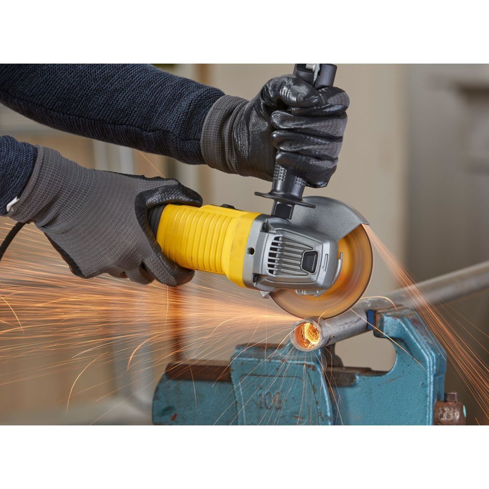Угловая шлифовальная машина Stanley FMEG220-QS
