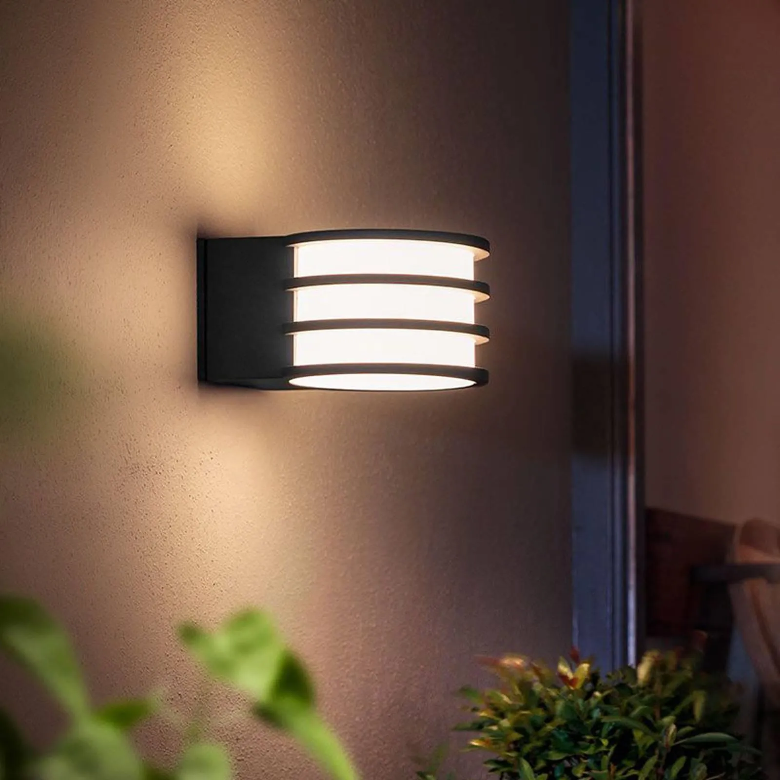 Настенный уличный светильник PHILIPS Hue White Lucca антрацит 8718696166048