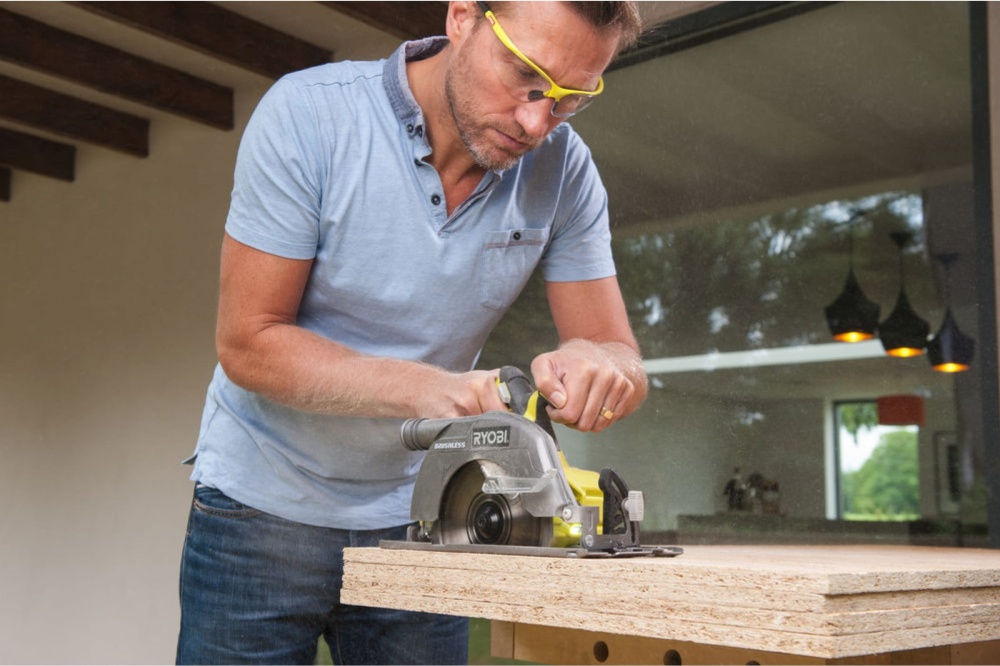 Аккумуляторная циркулярная пила RYOBI R18CS-0