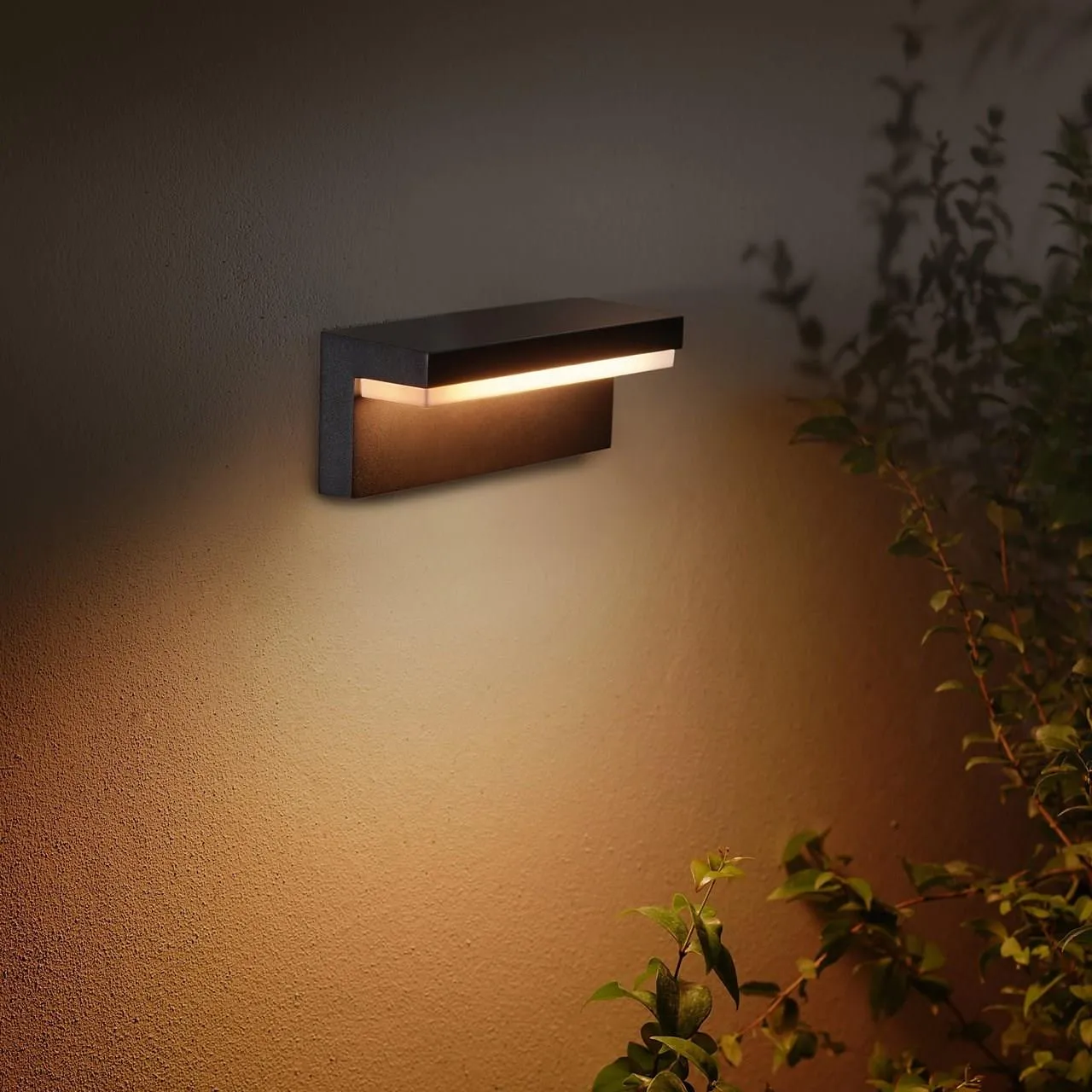 Настенный уличный светильник PHILIPS Hue White and Color Ambiance Nyro черный 1745630P7