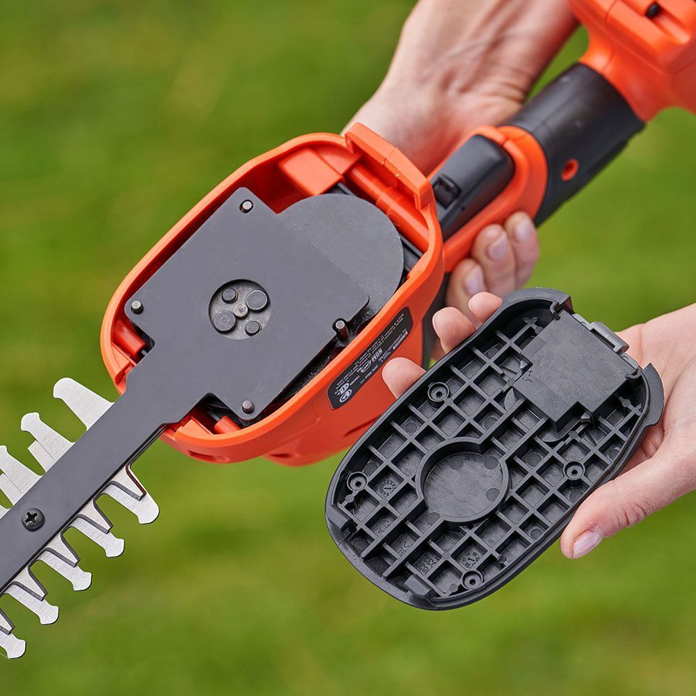 Аккумуляторный кусторез BLACK+DECKER BCSS18D1, 18В, 2Ач , насадки ножницы и кусторез"