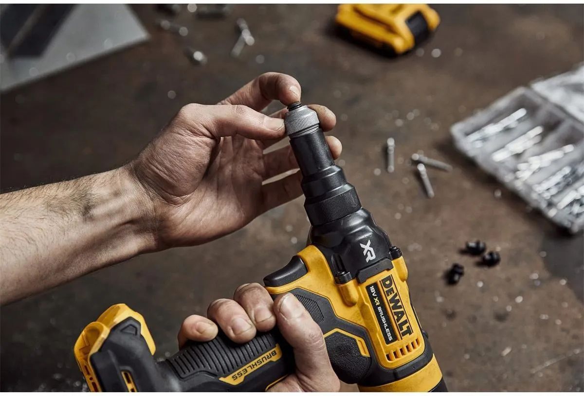 Аккумуляторная нитевязь DeWalt DCF403NT-XJ 18V XR для алюминиевых и стальных отрывных заклепок без АКБ и ЗУ