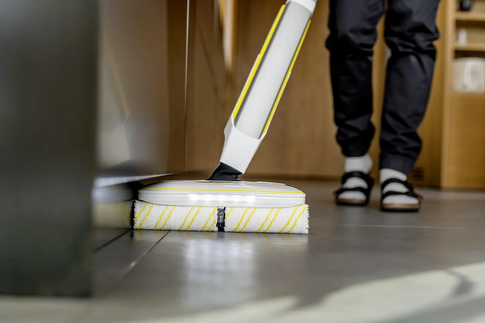 Электрическая швабра KARCHER FC 8 Smart Signature Line 1.055-711.0